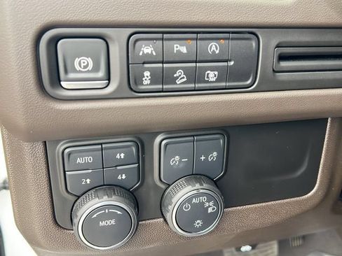 Used 2024 Chevrolet Suburban Z71 w/ Luxury Package AWD/4WD image 20
