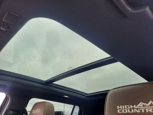 Used 2021 Chevrolet Suburban High Country w/ Premium Package image 11