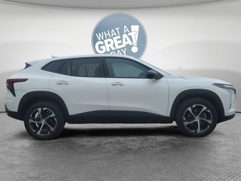 Used 2024 Chevrolet Trax RS w/ Driver Confidence Package FWD image 2