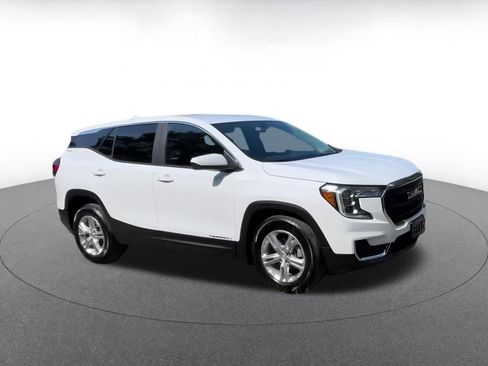 Used 2024 GMC Terrain SLE image 2