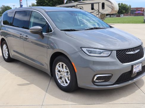 Used 2023 Chrysler Pacifica Touring-L FWD image 3