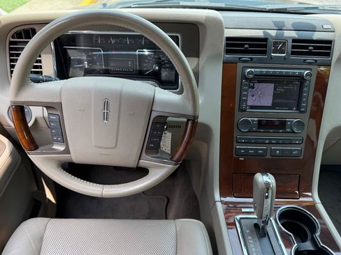 Used 2011 Lincoln Navigator 2WD w/ Monochrome Appearance Pkg image 10