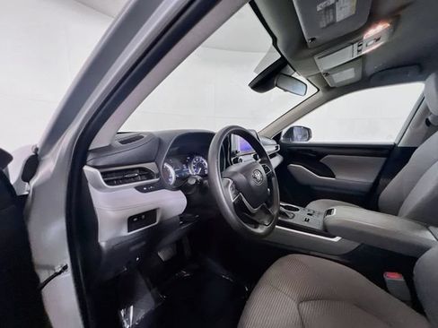 Used 2023 Toyota Highlander L FWD image 19