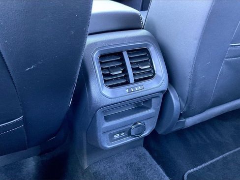Used 2024 Volkswagen Tiguan SE image 32