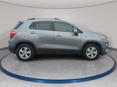 Used 2020 Chevrolet Trax LT w/ LT Convenience Package FWD image 4