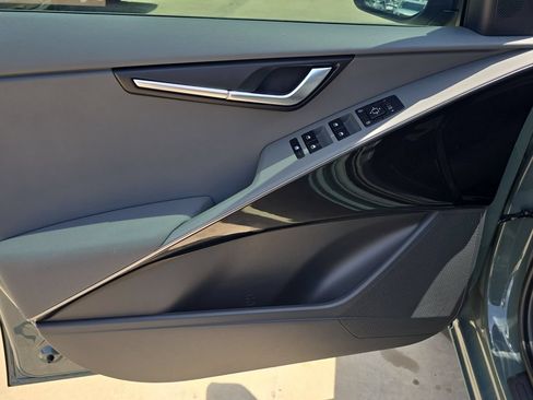 New 2026 Kia Niro EX FWD image 17