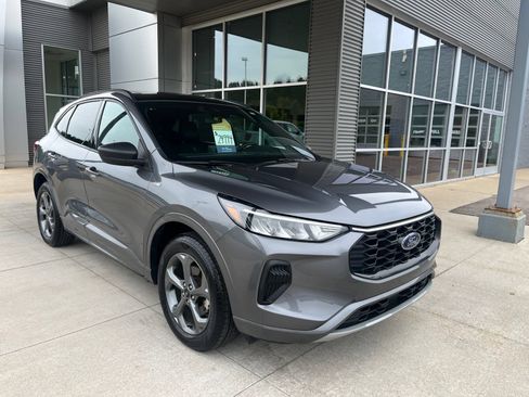 Certified 2024 Ford Escape ST-Line w/ Tech Pack #1 AWD/4WD image 9