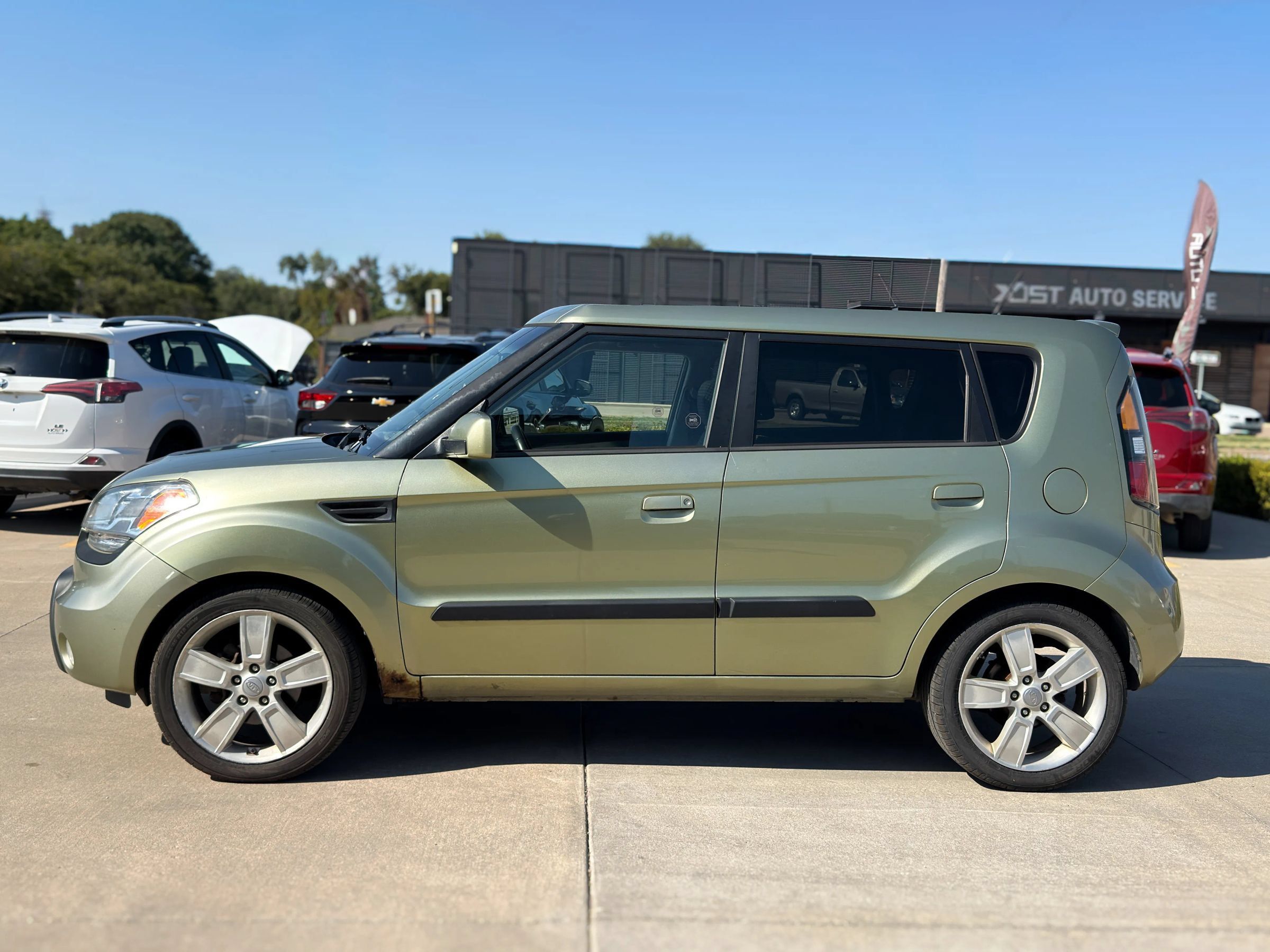 Used 2010 Kia Soul ! FWD image 4