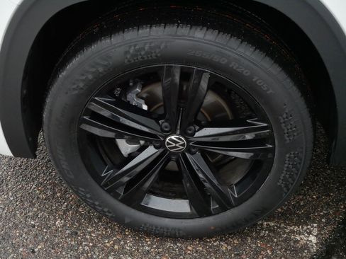 Certified 2022 Volkswagen Atlas SEL R-Line image 15