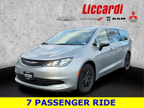 Used 2017 Chrysler Pacifica Touring image 3