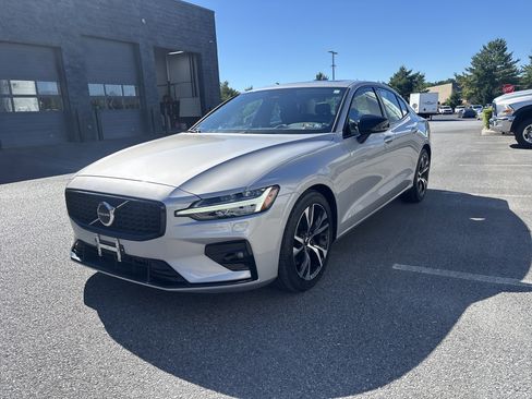 Used 2025 Volvo S60 B5 Core FWD image 18