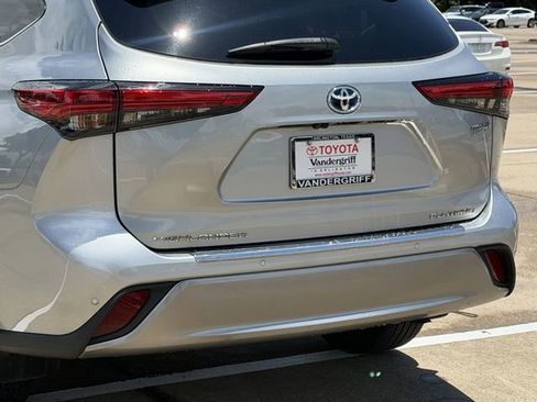 Used 2021 Toyota Highlander Platinum AWD/4WD image 6