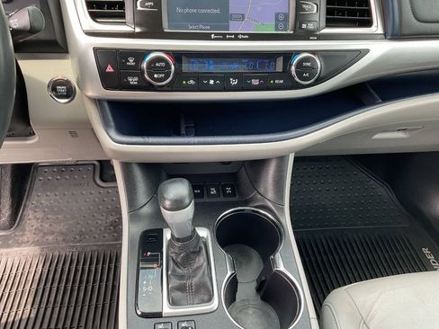 Used 2016 Toyota Highlander XLE AWD/4WD image 25