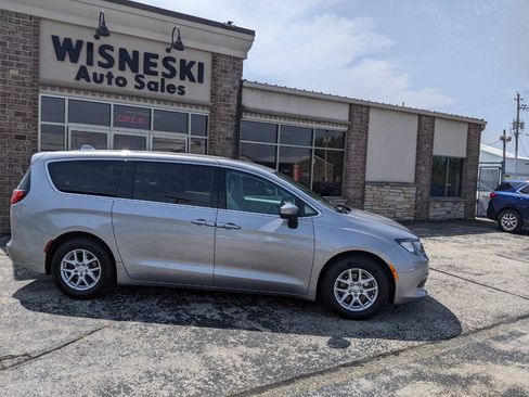 Used 2017 Chrysler Pacifica Touring FWD image 2