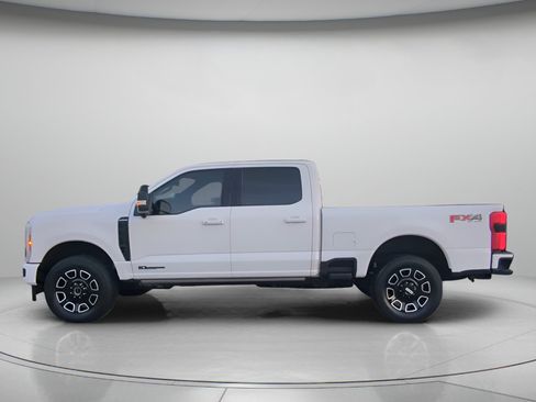 Certified 2025 Ford F250 Platinum w/ FX4 Off-Road Package AWD/4WD image 18