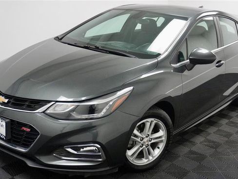 Used 2018 Chevrolet Cruze LT w/ Convenience Package FWD image 2