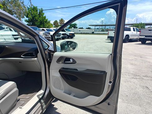 Used 2017 Chrysler Pacifica Touring-L FWD image 13