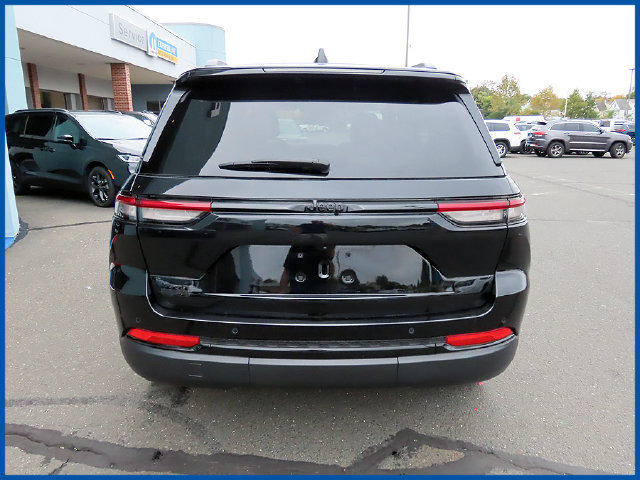 Used 2023 Jeep Grand Cherokee Altitude AWD/4WD image 6