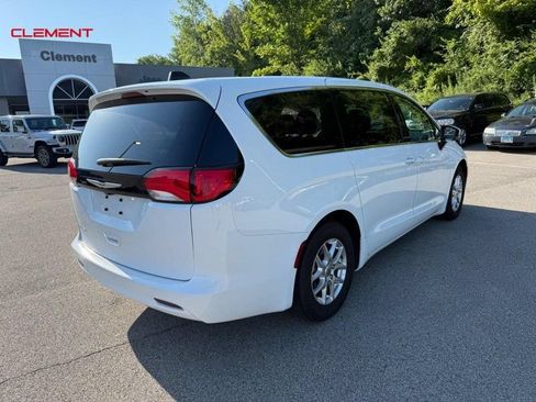 Used 2023 Chrysler Voyager LX FWD image 8