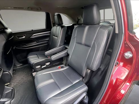 Used 2018 Toyota Highlander SE FWD image 22