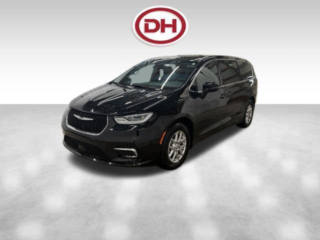 Used 2025 Chrysler Pacifica Select FWD image 11