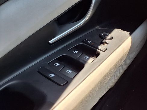 Used 2025 Hyundai Elantra Limited FWD image 19