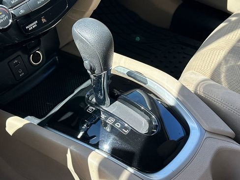 Used 2016 Nissan Rogue SV image 19