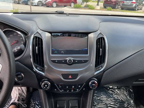 Used 2017 Chevrolet Cruze LT w/ Convenience Package FWD image 20