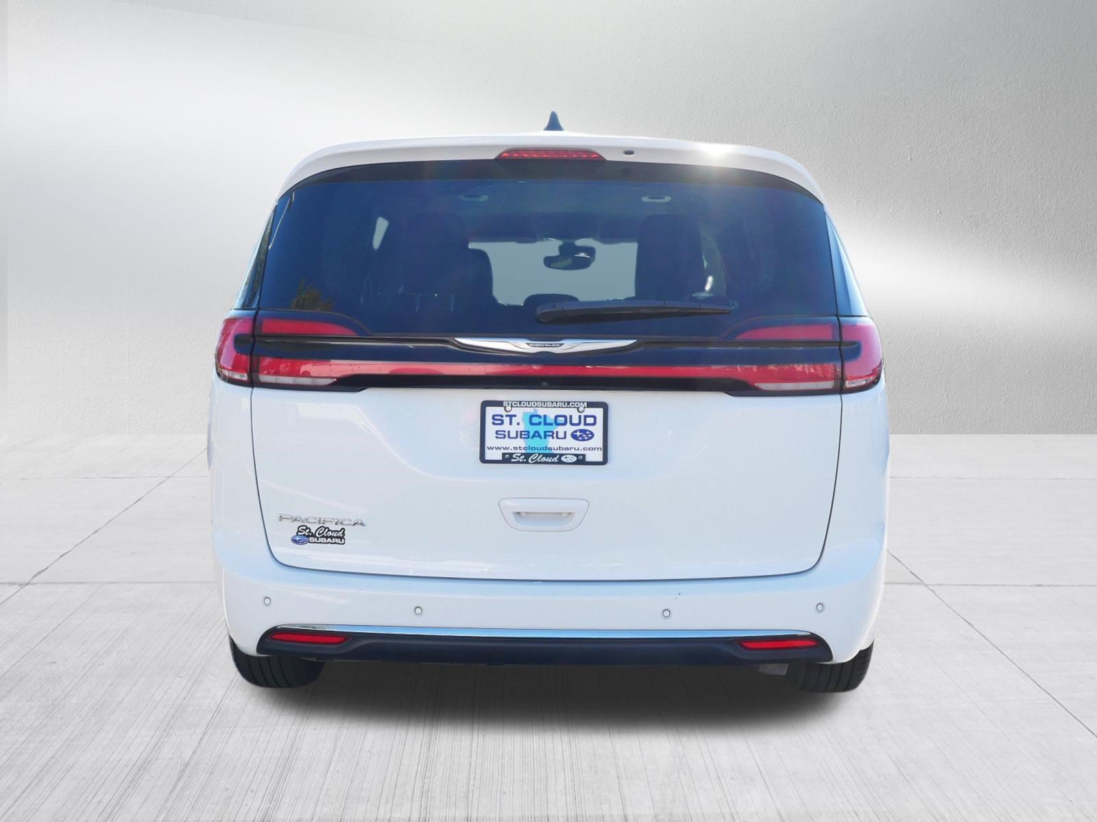 Used 2023 Chrysler Pacifica Touring-L FWD image 6