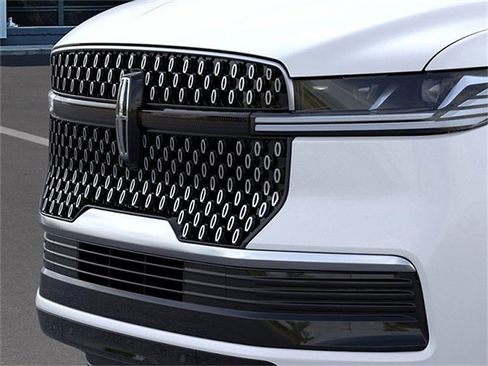 New 2025 Lincoln Navigator Reserve AWD/4WD image 17