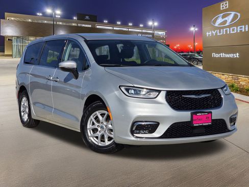 Used 2023 Chrysler Pacifica Touring-L image 3