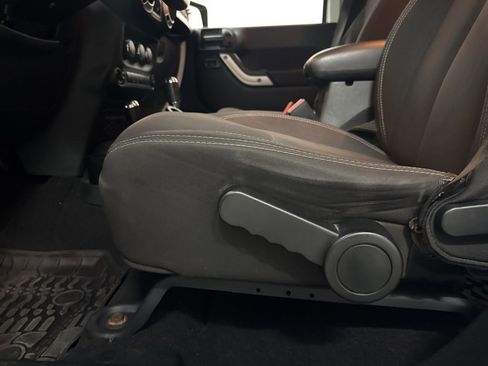 Used 2017 Jeep Wrangler Unlimited Sahara image 33