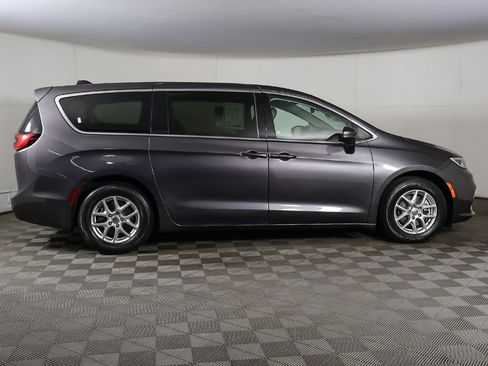 Used 2023 Chrysler Pacifica Touring-L FWD image 20