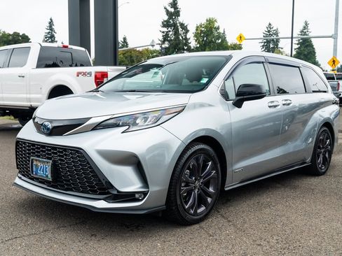 Used 2021 Toyota Sienna XSE image 3