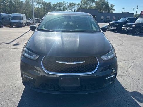 Used 2023 Chrysler Pacifica Touring-L FWD image 2