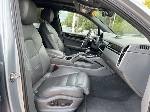 Used 2023 Porsche Cayenne AWD/4WD image 33