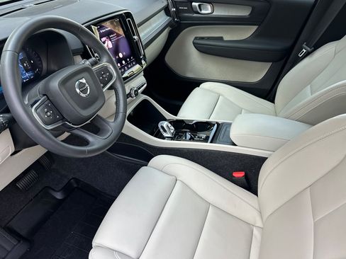 Certified 2025 Volvo XC40 B5 Plus AWD/4WD image 11