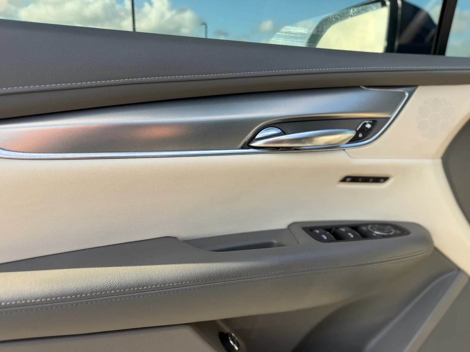 Used 2017 Cadillac XT5 Luxury w/ Driver Awareness Package FWD image 19