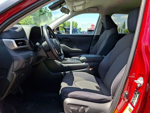Used 2020 Toyota Highlander LE AWD/4WD image 17