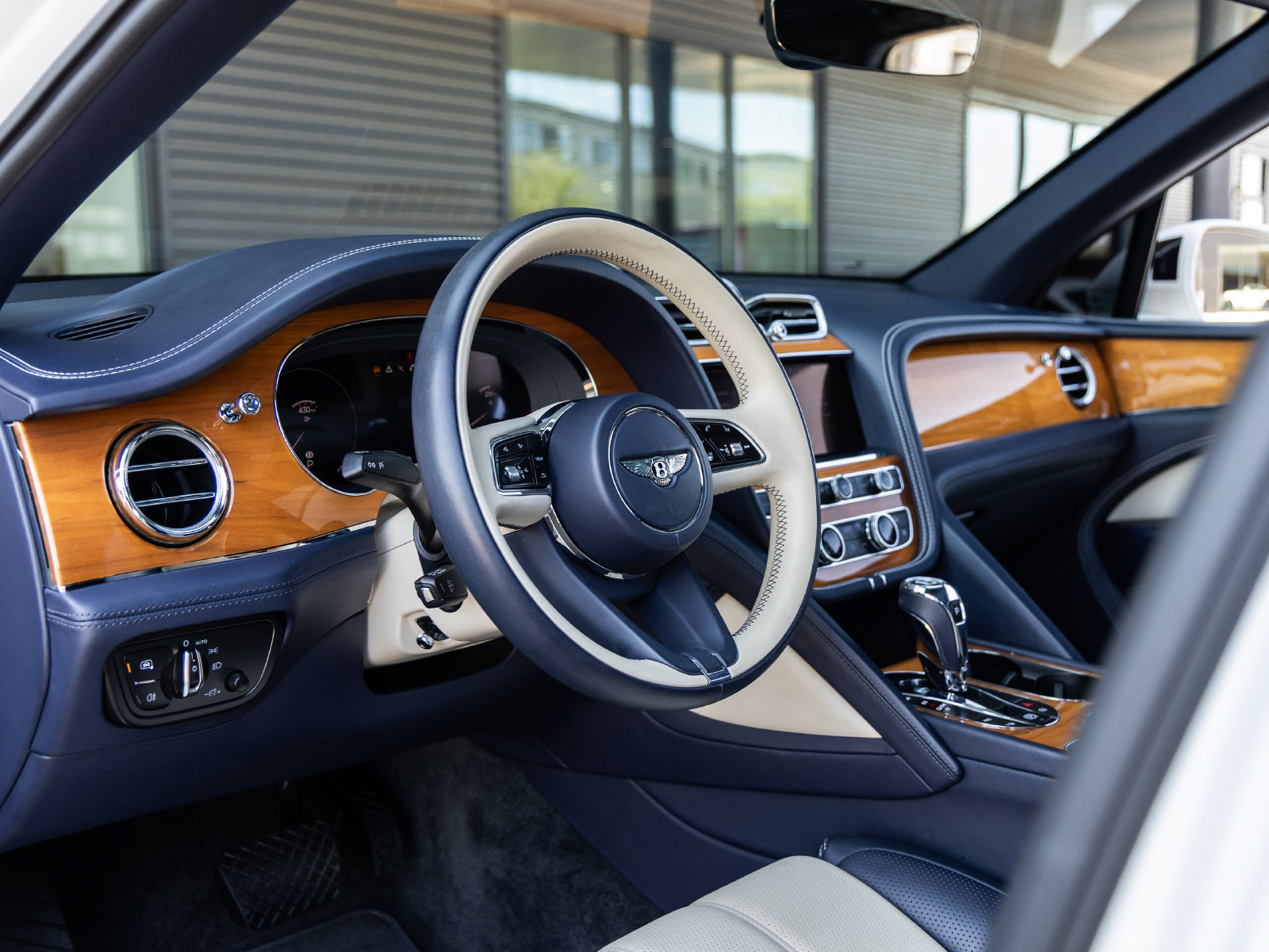 Used 2021 Bentley Bentayga AWD/4WD image 27