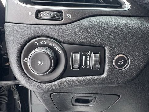 Used 2019 Jeep Cherokee Trailhawk image 17