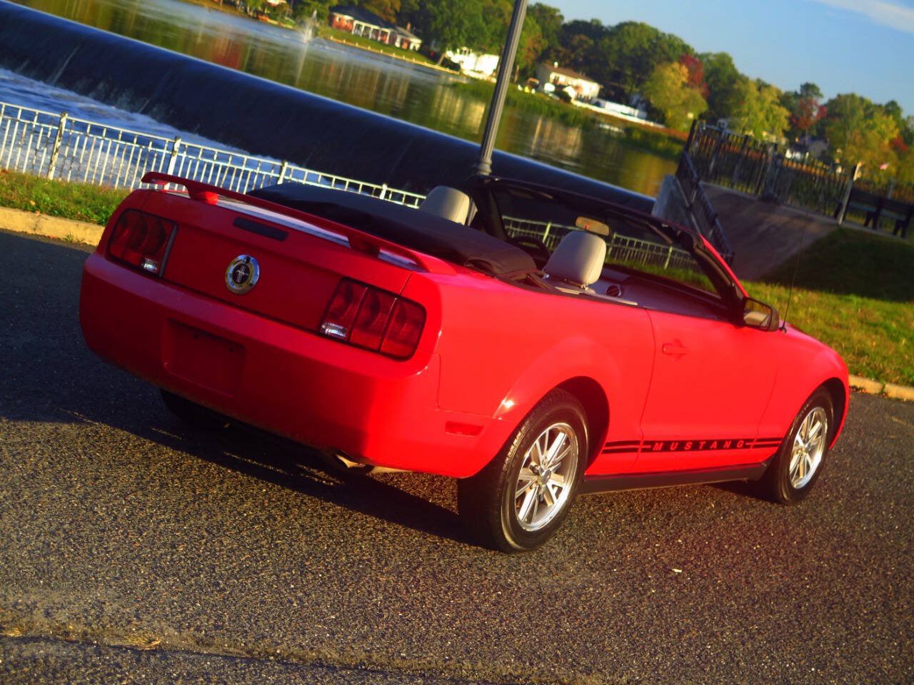 Used 2005 Ford Mustang Convertible RWD image 24