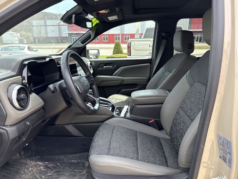 Used 2024 Chevrolet Colorado ZR2 w/ Technology Package AWD/4WD image 12