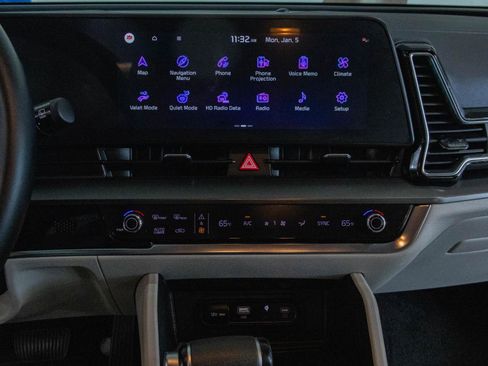 Used 2024 Kia Sportage EX image 4