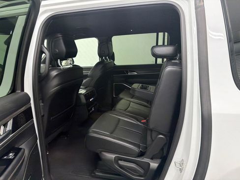 Used 2024 Jeep Wagoneer L Series II w/ Flexible Seating Group RWD image 23