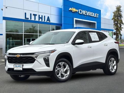 Used 2024 Chevrolet Trax LS w/ LS Convenience Package FWD image 1