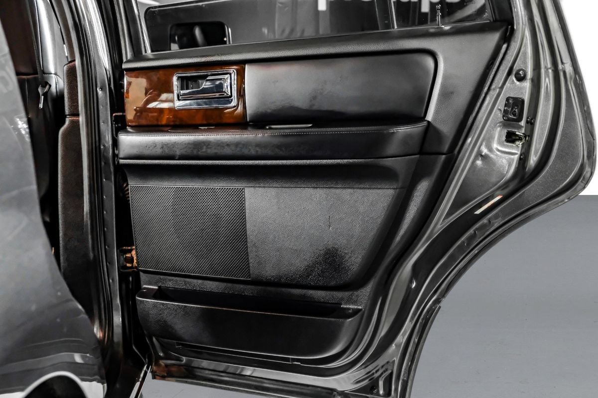 Used 2016 Lincoln Navigator Select RWD image 39