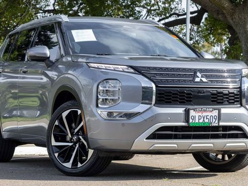 Used 2024 Mitsubishi Outlander SEL image 2