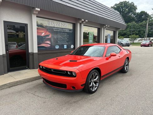Used 2017 Dodge Challenger SXT w/ Driver Convenience Group RWD image 2