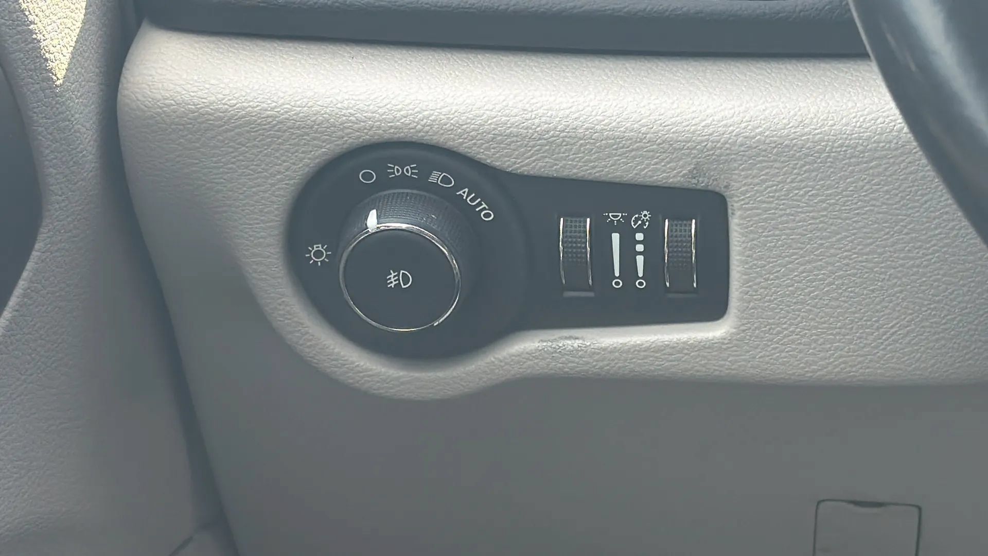 Used 2020 Chrysler Pacifica Touring-L FWD image 15